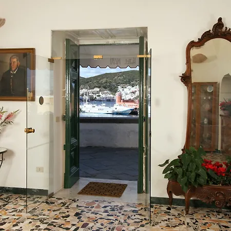 Mari Otel Ponza